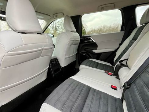 New 2026 Mitsubishi Outlander SE FWD image 9