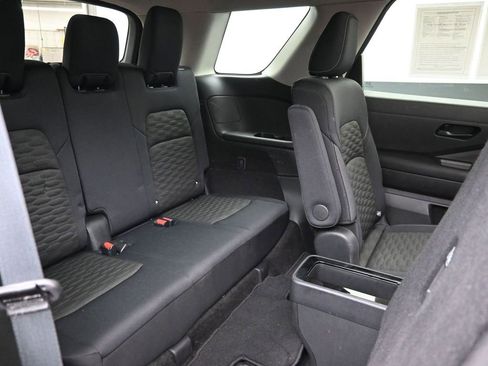 Used 2024 Nissan Pathfinder SV w/ SV Premium Package image 10