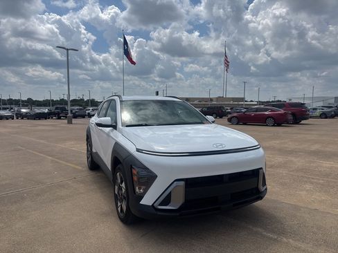 Used 2025 Hyundai Kona SEL FWD image 2