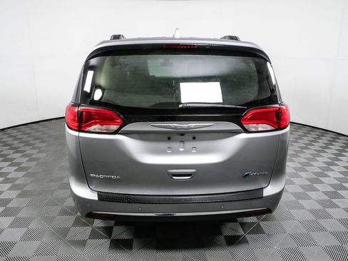 Used 2018 Chrysler Pacifica Touring-L image 7