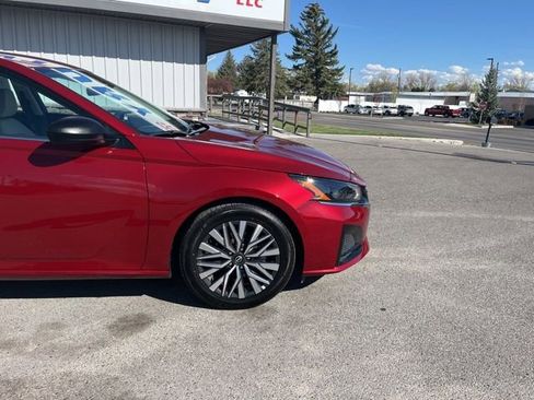 Used 2025 Nissan Altima 2.5 SV FWD image 18