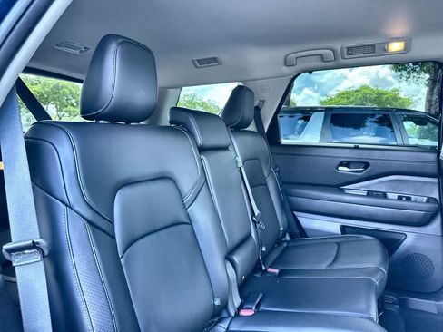 Used 2025 Nissan Pathfinder SL AWD/4WD image 26