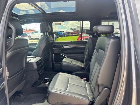 Used 2024 Jeep Wagoneer Series III w/ Premium Group I AWD/4WD image 19