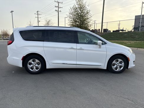 Used 2017 Chrysler Pacifica Touring-L Plus w/ Advanced Safetytec Group image 10