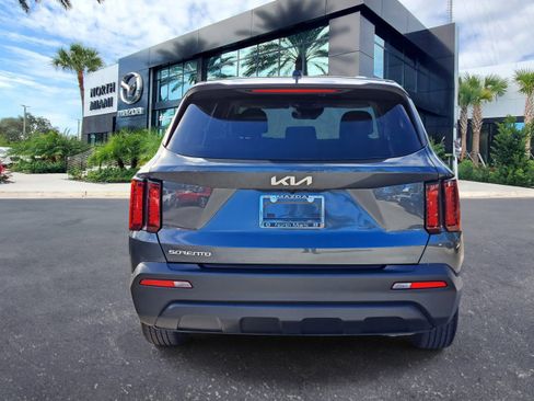 Used 2023 Kia Sorento LX image 4