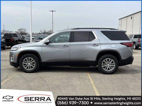 Used 2023 Chevrolet Traverse LT image 2