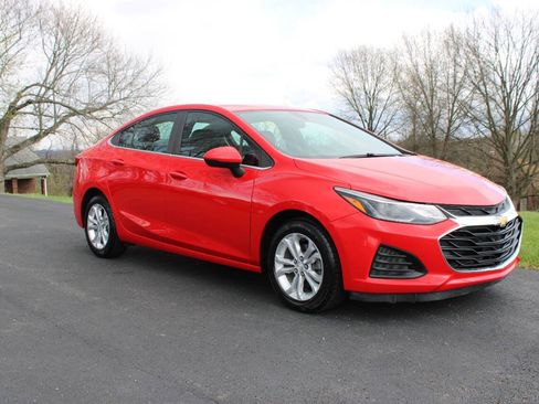 Used 2019 Chevrolet Cruze LT w/ Convenience Package image 1