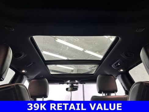 Used 2025 Chrysler Pacifica Limited image 23