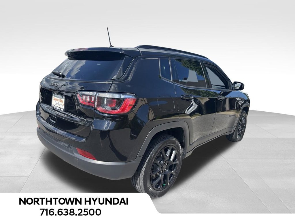 Used 2025 Jeep Compass Latitude w/ Convenience Group AWD/4WD image 12