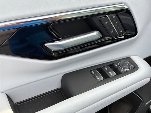 New 2025 Chevrolet Suburban Premier image 12