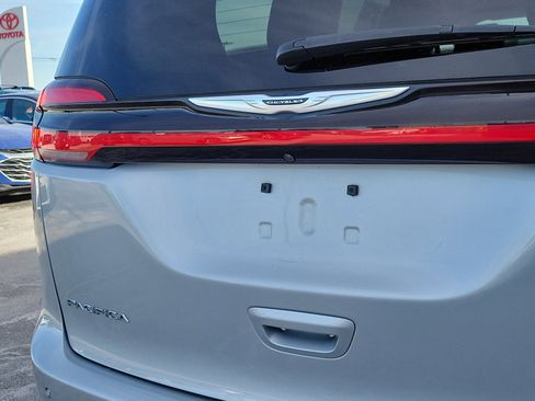 Used 2024 Chrysler Pacifica Touring-L image 7