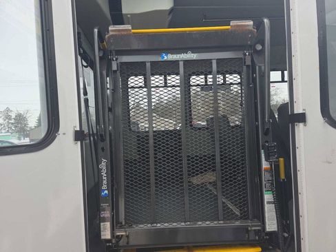 Used 2016 Ford E-350 and Econoline 350 Super Duty image 5