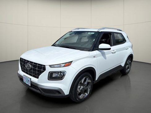 Used 2025 Hyundai Venue SEL FWD image 3