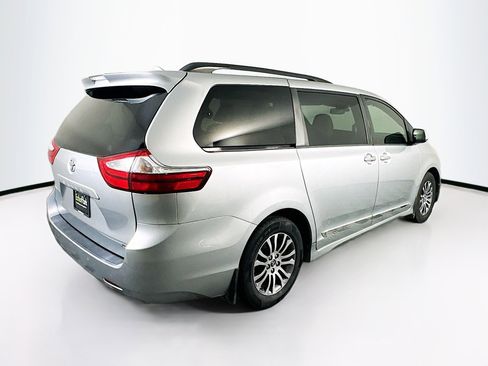 Used 2019 Toyota Sienna XLE image 9