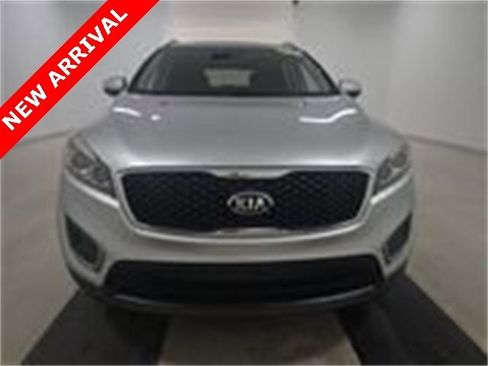 Used 2016 Kia Sorento LX w/ LX Convenience Package image 2