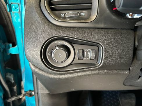 Used 2022 Jeep Renegade Latitude w/ Convenience Group AWD/4WD image 18