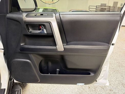 Used 2020 Toyota 4Runner SR5 AWD/4WD image 40