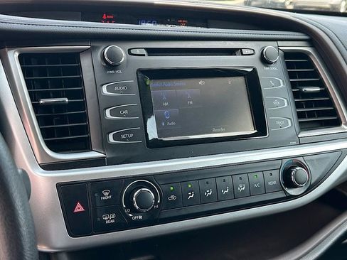 Used 2019 Toyota Highlander LE AWD/4WD image 26