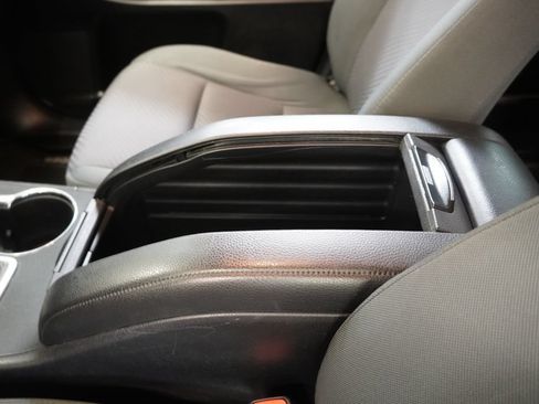 Used 2019 Toyota Highlander LE AWD/4WD image 24