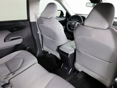 Used 2023 Toyota Highlander LE FWD image 42
