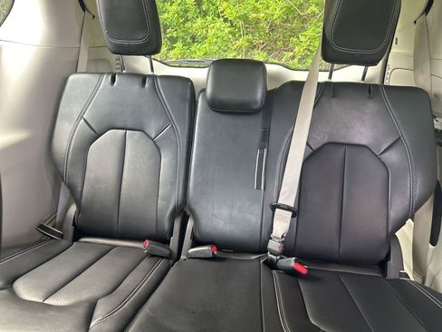 Used 2024 Chrysler Pacifica Touring-L image 8