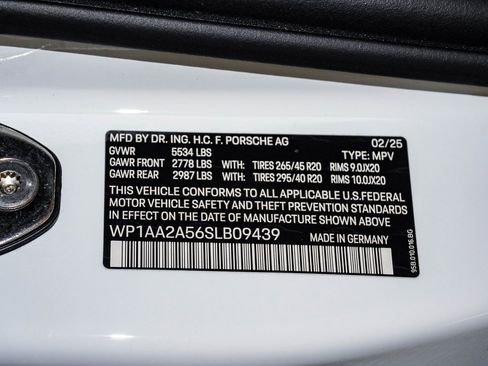 Certified 2025 Porsche Macan image 30