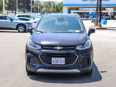 Used 2020 Chevrolet Trax LT w/ LT Convenience Package FWD image 2