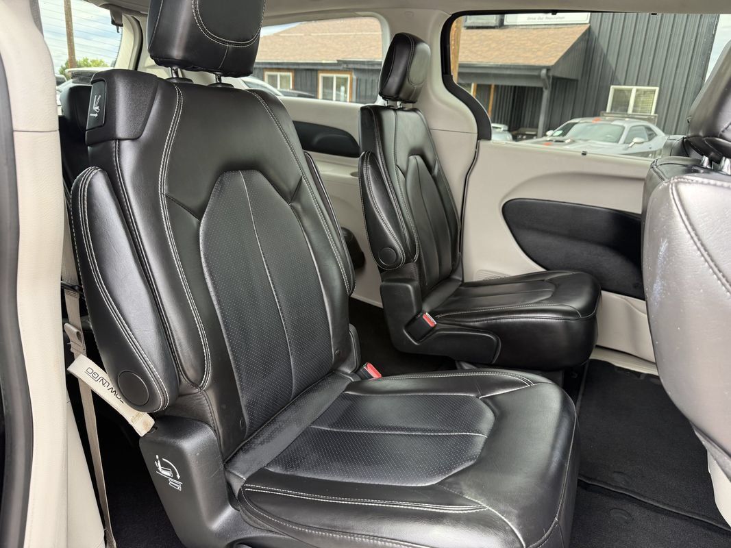 Used 2024 Chrysler Pacifica Touring-L FWD image 20