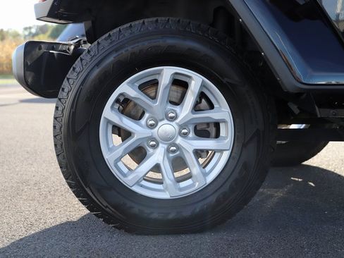 Used 2023 Jeep Gladiator Sport image 3