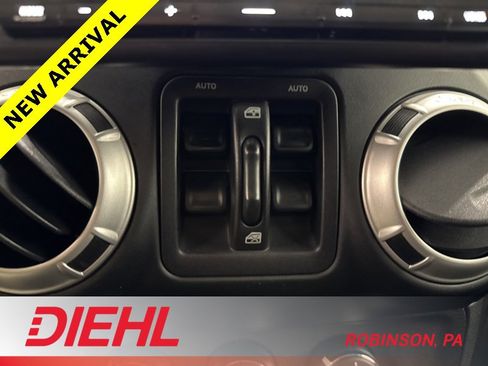 Used 2018 Jeep Wrangler Unlimited Rubicon w/ Connectivity Group image 27