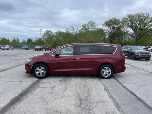 Used 2020 Chrysler Pacifica Touring FWD image 2
