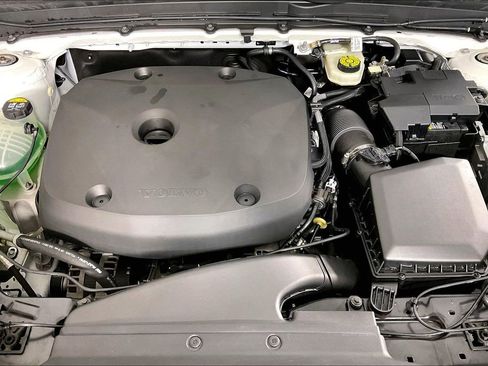 Used 2022 Volvo XC40 T4 Momentum image 9