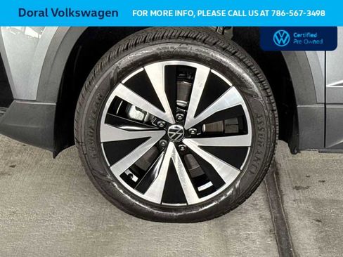 Certified 2024 Volkswagen Taos SE FWD image 11