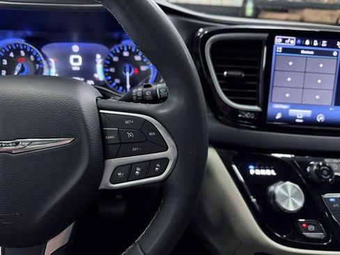 Used 2023 Chrysler Pacifica Touring-L FWD image 32