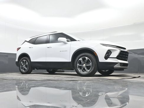 Used 2025 Chevrolet Blazer LT w/ Convenience Package FWD image 23