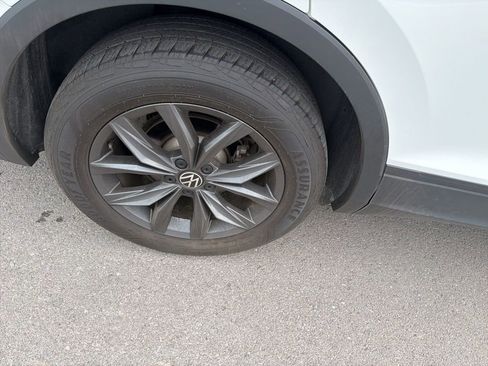 Used 2022 Volkswagen Tiguan SE w/ Panoramic Sunroof Package image 24