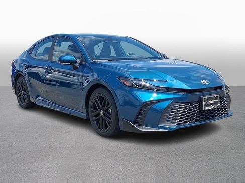 Used 2025 Toyota Camry SE FWD image 3