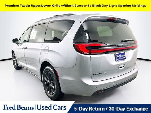 Used 2021 Chrysler Pacifica Touring-L w/ S Appearance Package image 6