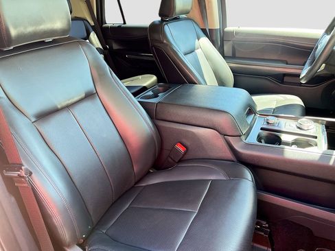 Used 2022 Ford Expedition XLT AWD/4WD image 30