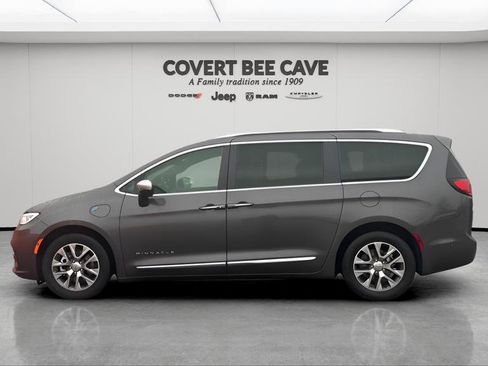 Used 2023 Chrysler Pacifica Pinnacle image 5