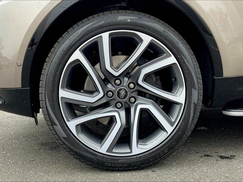 New 2025 Land Rover Discovery Dynamic SE image 11