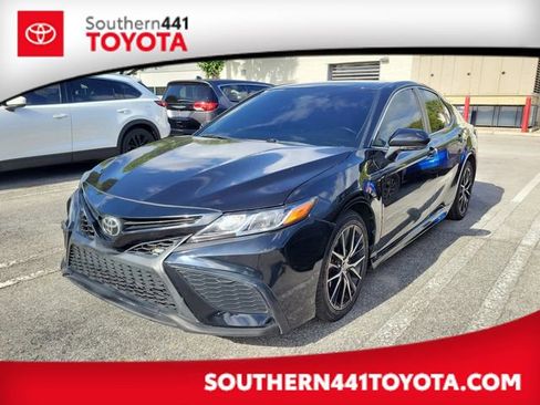 Used 2022 Toyota Camry SE image 1