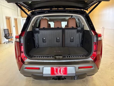 New 2026 Nissan Pathfinder Platinum w/ Lighting Package AWD/4WD image 19