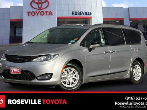 Used 2020 Chrysler Pacifica Limited image 1