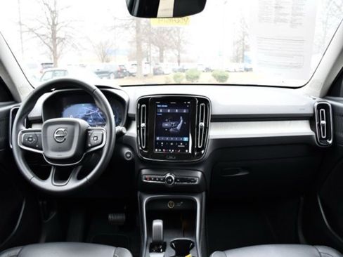 Certified 2025 Volvo XC40 B5 Core image 16