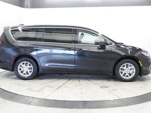 Certified 2023 Chrysler Pacifica Touring-L FWD image 8