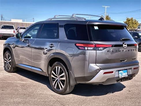 Used 2025 Nissan Pathfinder Platinum w/ Black Appearance Package image 4