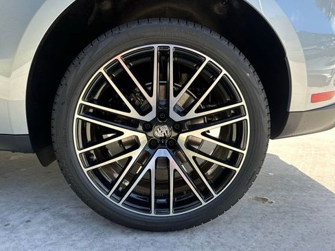 Certified 2025 Porsche Macan Turbo AWD/4WD image 39