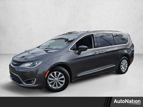 Used 2018 Chrysler Pacifica Touring-L image 1
