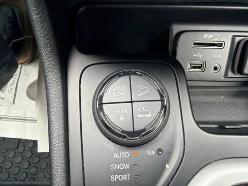 Used 2016 Jeep Cherokee Trailhawk w/ Leather Interior Group AWD/4WD image 18